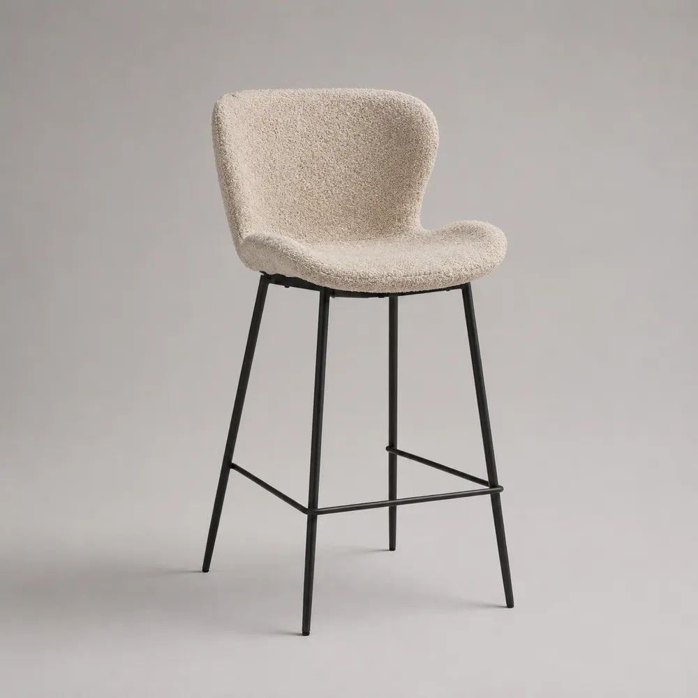 Barhocker mit Rückenlehne, Cremeweiß, geschwungener Sitz aus Polyester-Bouclé, schwarzes Stahlgestell, 52 × 54 × 98 cm, Sitzhöhe 65 cm