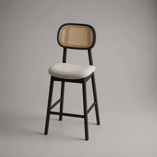 Barhocker mit Rückenlehne aus Massivholz, Rattangeflecht und Bouclé-Stoffsitz, Schwarz/Naturweiß/Natur, 48 × 52 × 103 cm, Sitzhöhe 68 cm